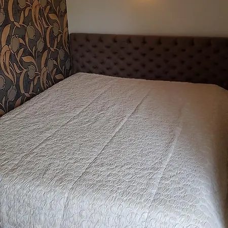 Cozy Garden Free Parking Apartment