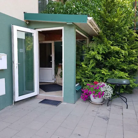 Cozy Garden Free Parking Apartment